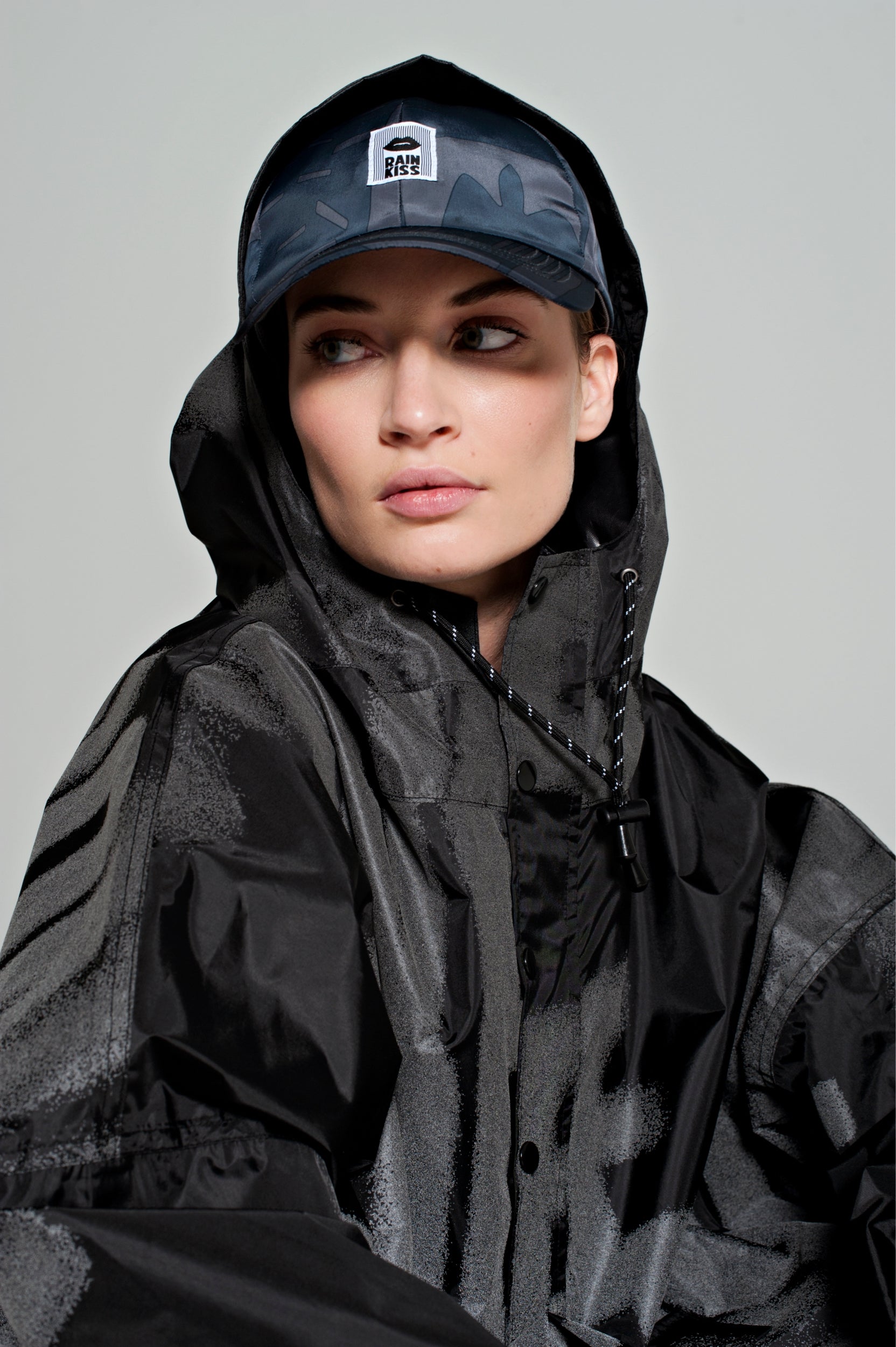files/RAINKISS_DEAR_DIARY_PONCHO_BACK_2_BLACK_CAP_-_2024_-_2web.jpg