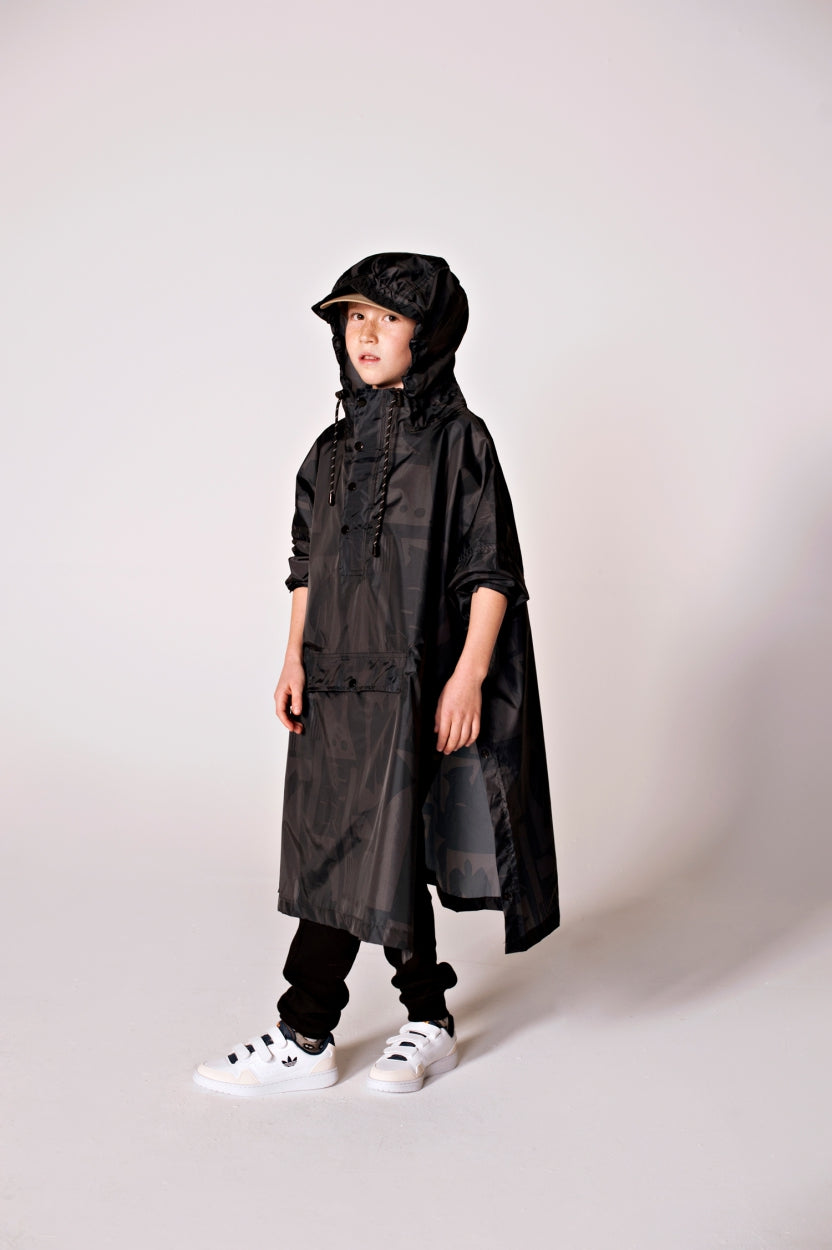 Back to Black – Regenponcho für Kinder